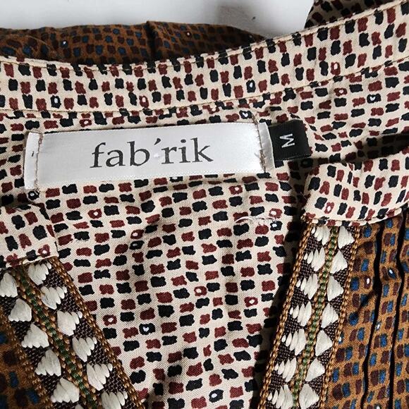 Fab'rik Popover Lagenlook Sz Medium Pleated Neutral Embroidered V Neck Roll Tab - Picture 6 of 7